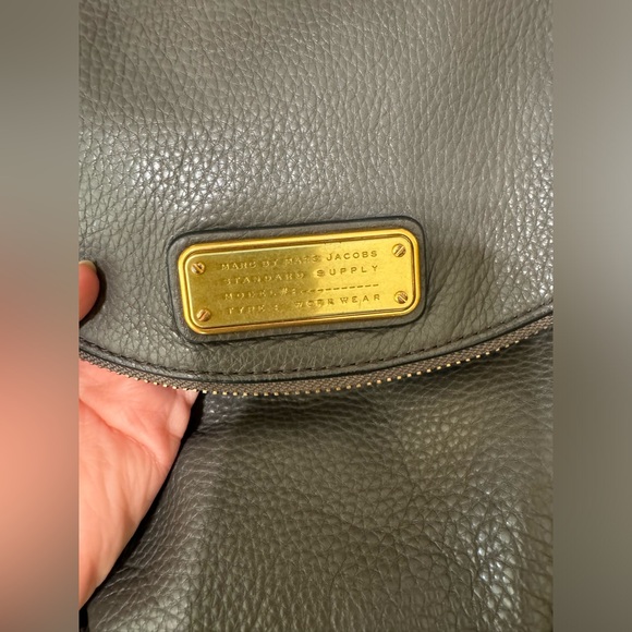 Marc Jacob’s grey crossbody hobo bag. - Picture 7 of 8